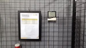 Workshop refill FM200 dengan pengukur suhu dan grafik Pressure vs Temperature
